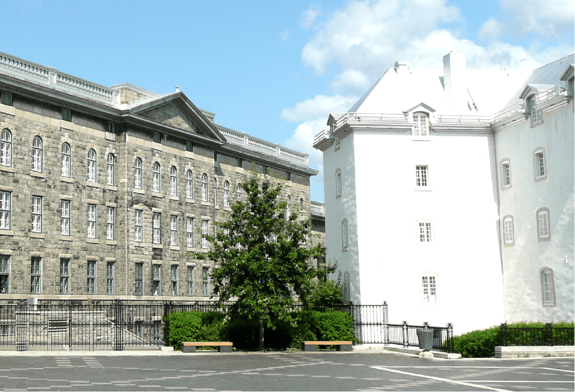 Cour intérieure du Séminaire de Québec. Photo: Andrew Lowes.